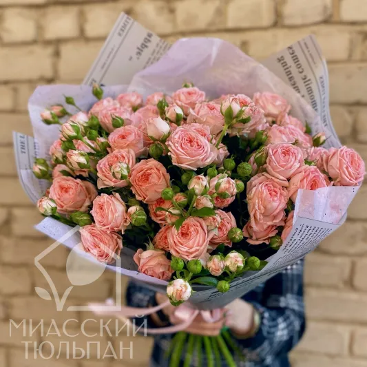 Букет из персиковых кустовых роз