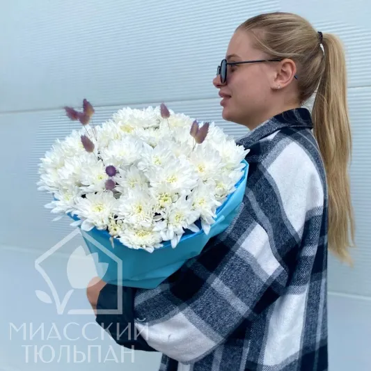Букет из хризантем и лагуруса