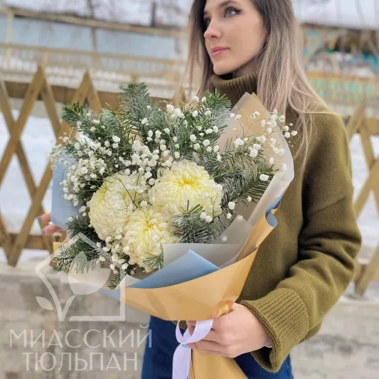 Букет из нобилиса и хризантем