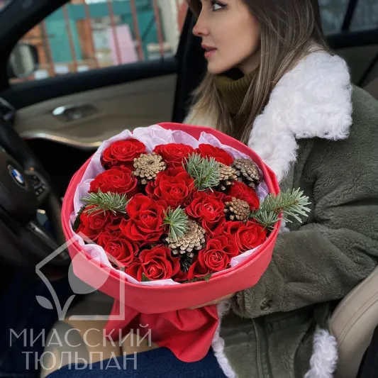 Новогодний букет из красных роз