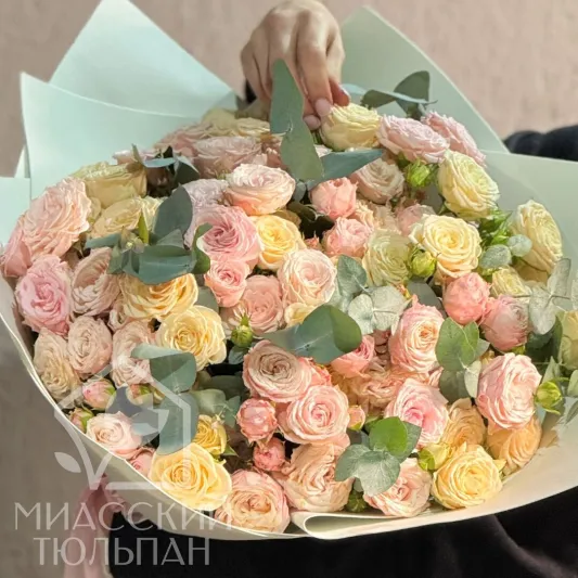 Букет из роз и эвкалипта