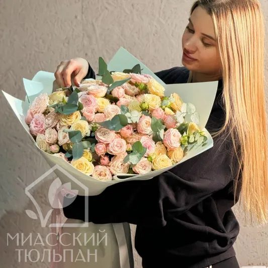 Букет из роз и эвкалипта